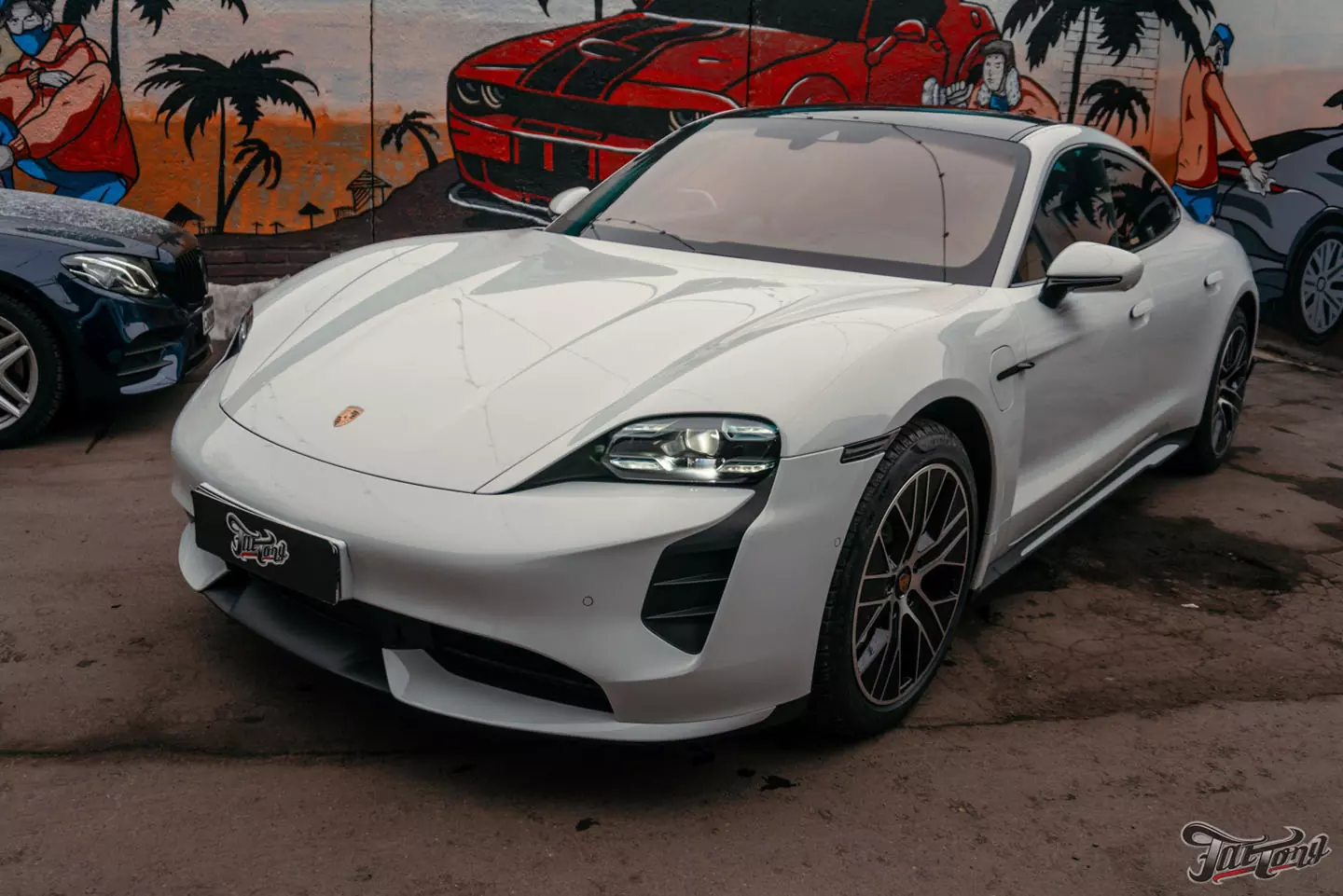 Цветные ремни и частичный окрас для Porsche Taycan